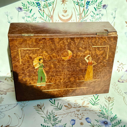 Holzbox mit Holzintarsien und Frauenmotiv