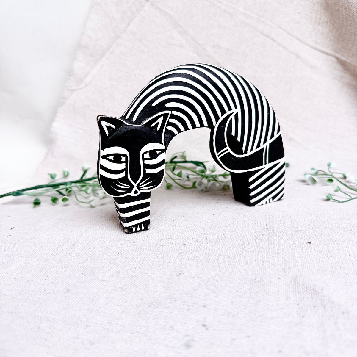 Balinesische Holzfigur Katze Bogen