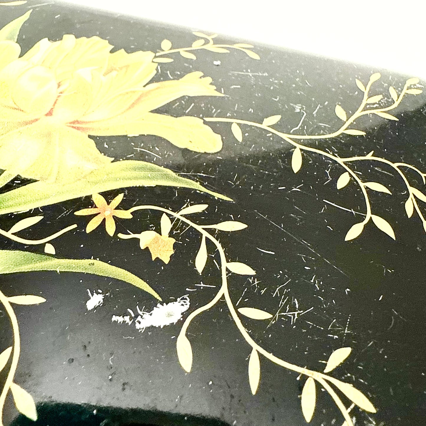 Schwarze Blechdose mit Blume