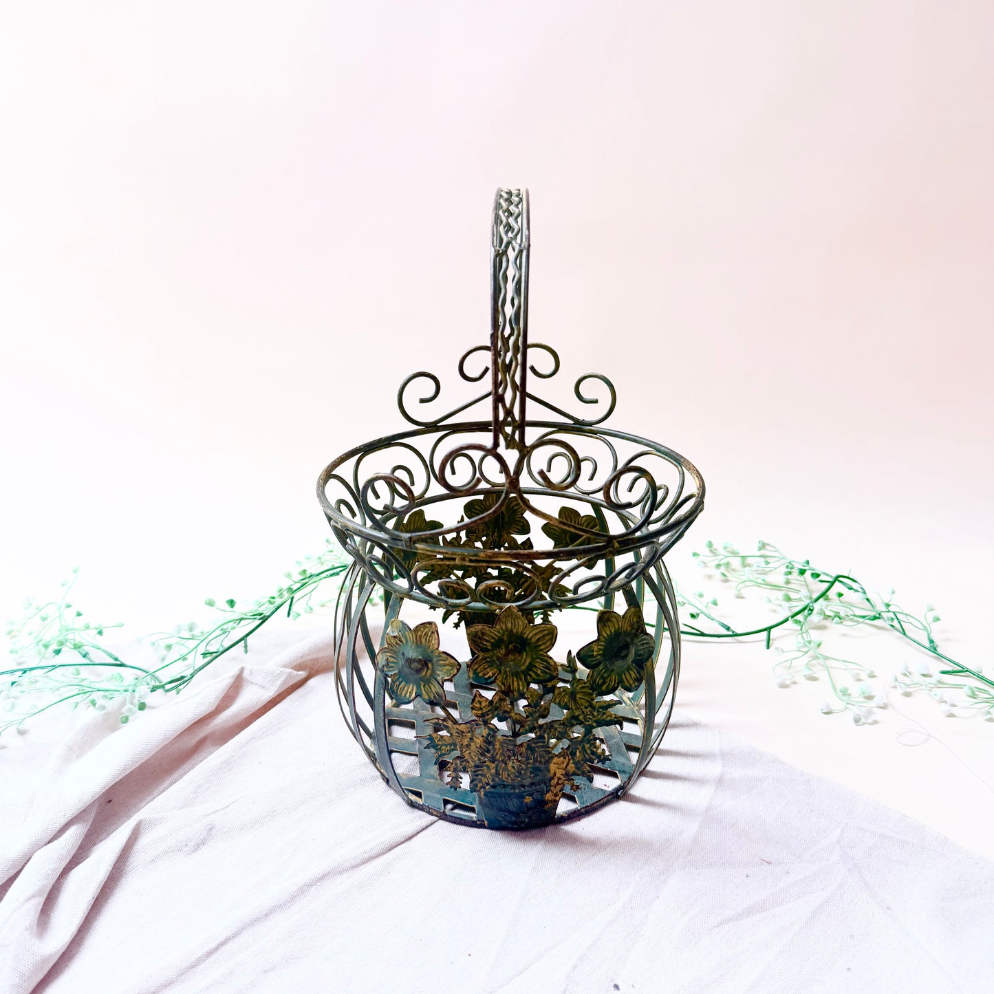 Metallkorb mit Blumen