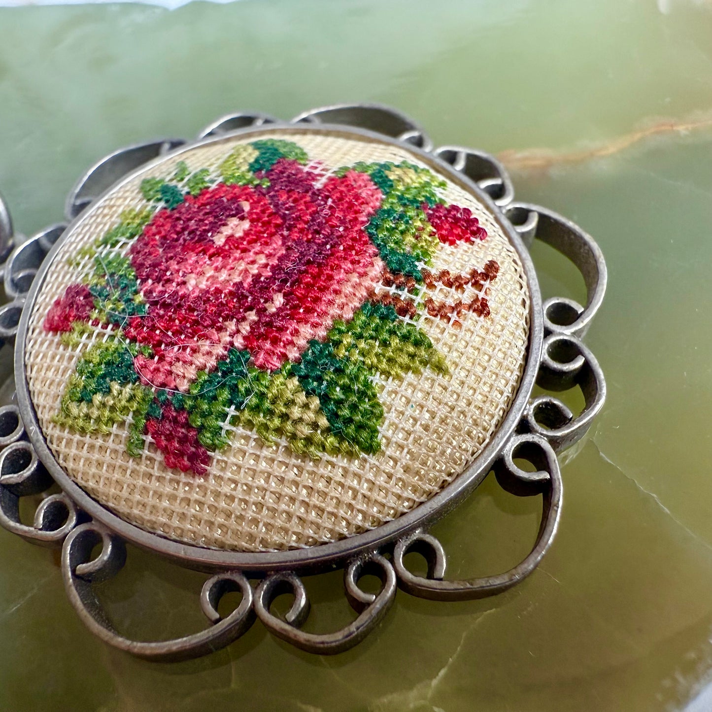 Halskette Rose gestickt