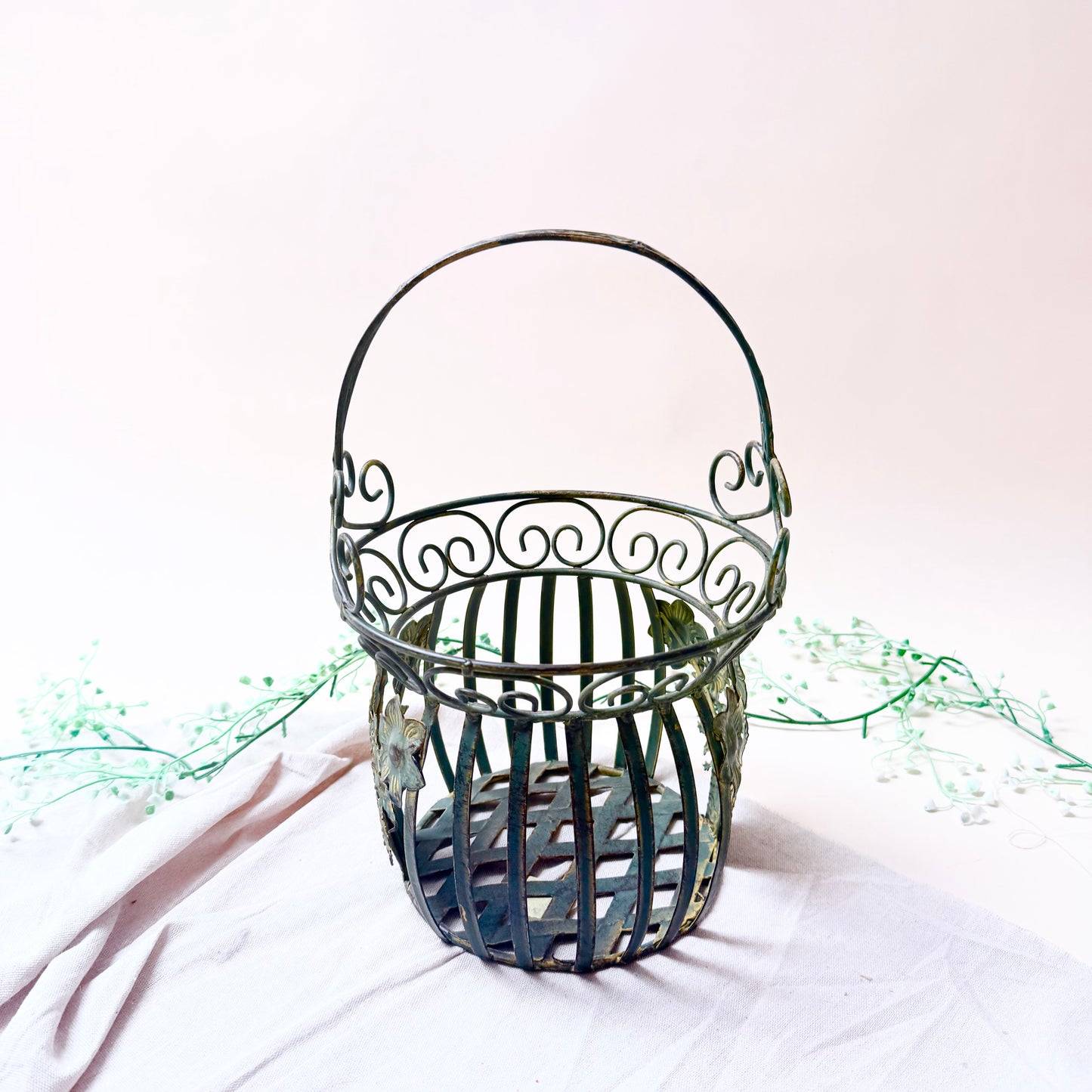 Metallkorb mit Blumen