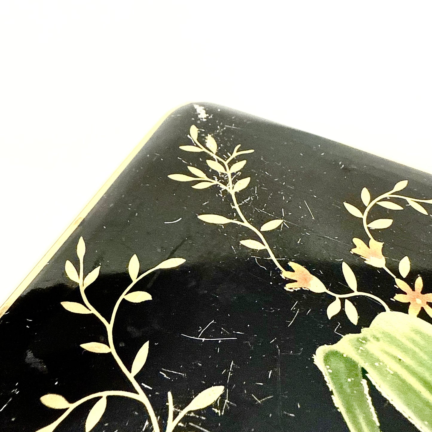 Schwarze Blechdose mit Blume