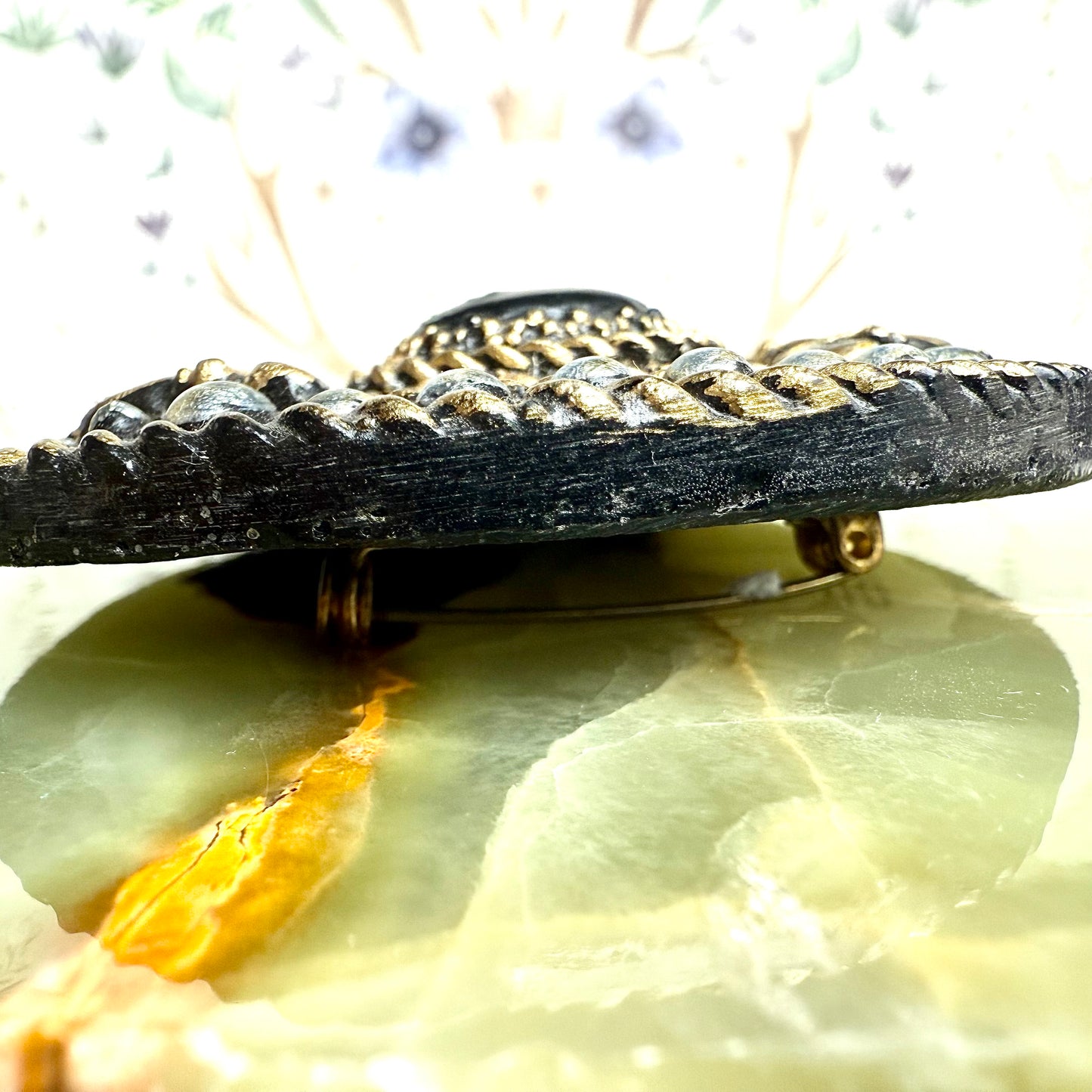 Brosche goldene Schnörkel