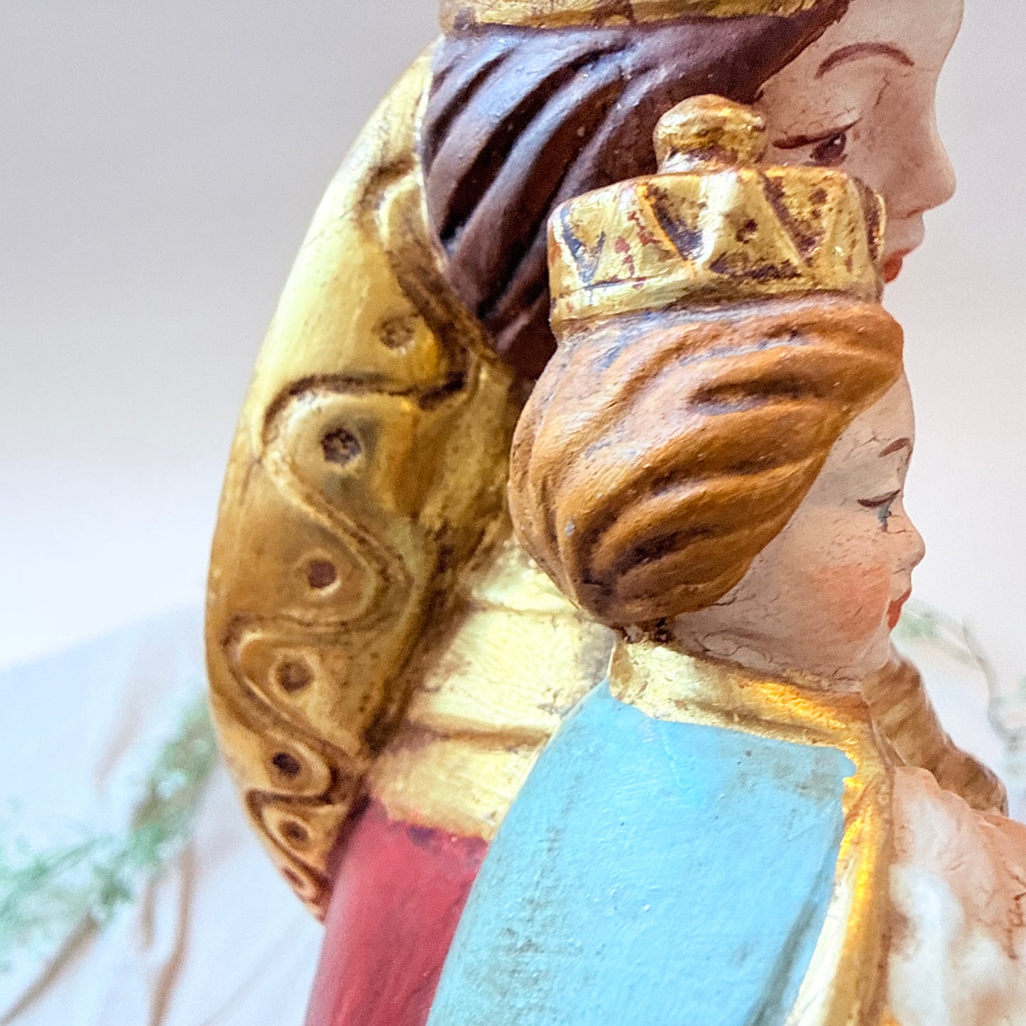 Madonna mit Kind geschnitzt