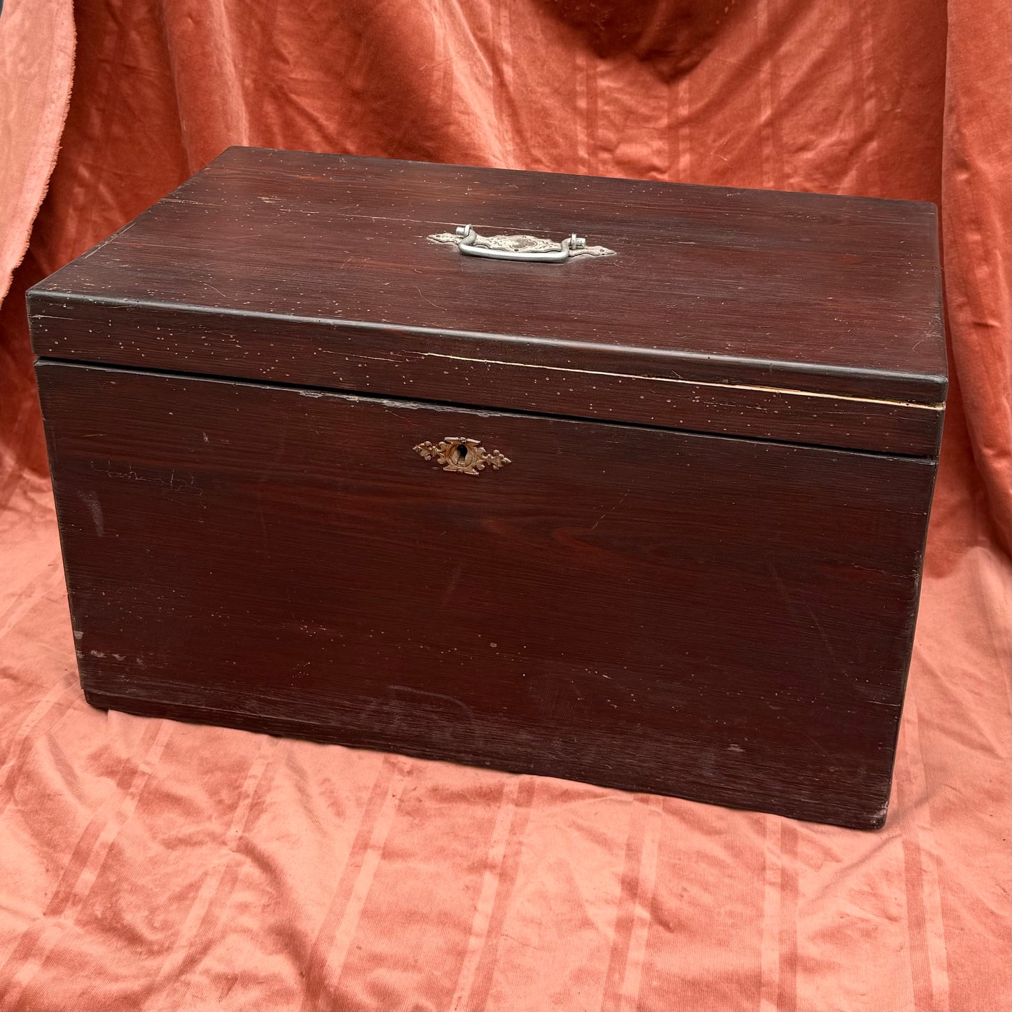 Holztruhe mit Schlüssel