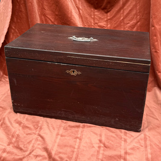 Holztruhe mit Schlüssel