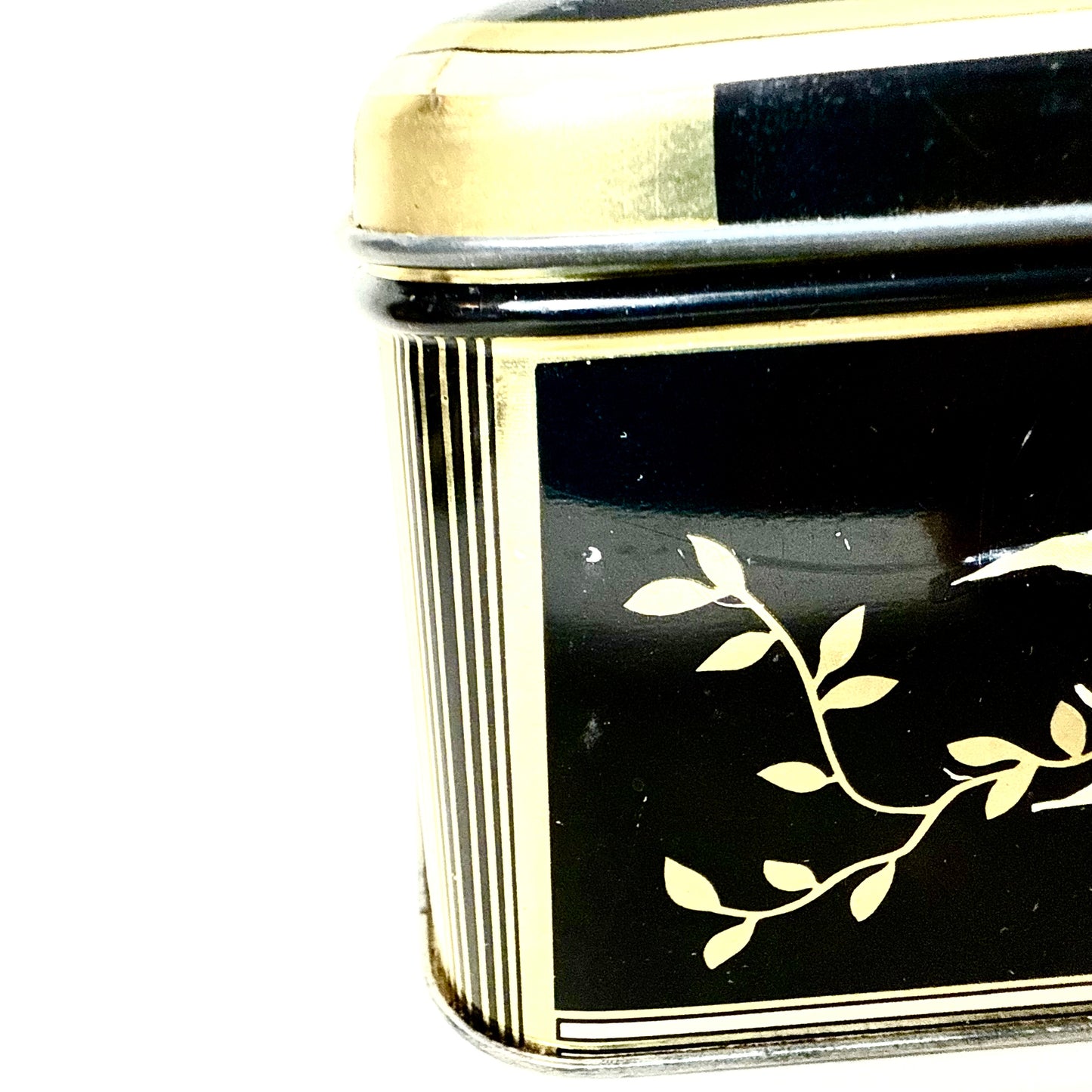 Schwarze Blechdose mit Blume