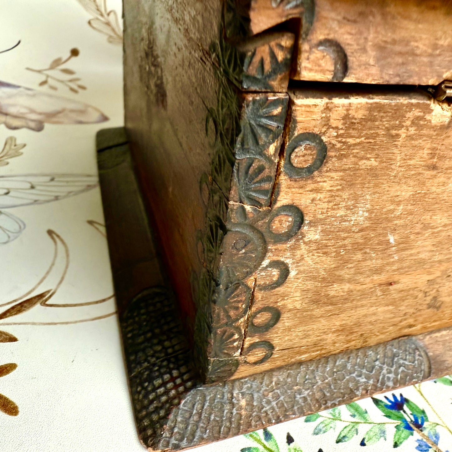 Bemalte Holzbox antik Blumen