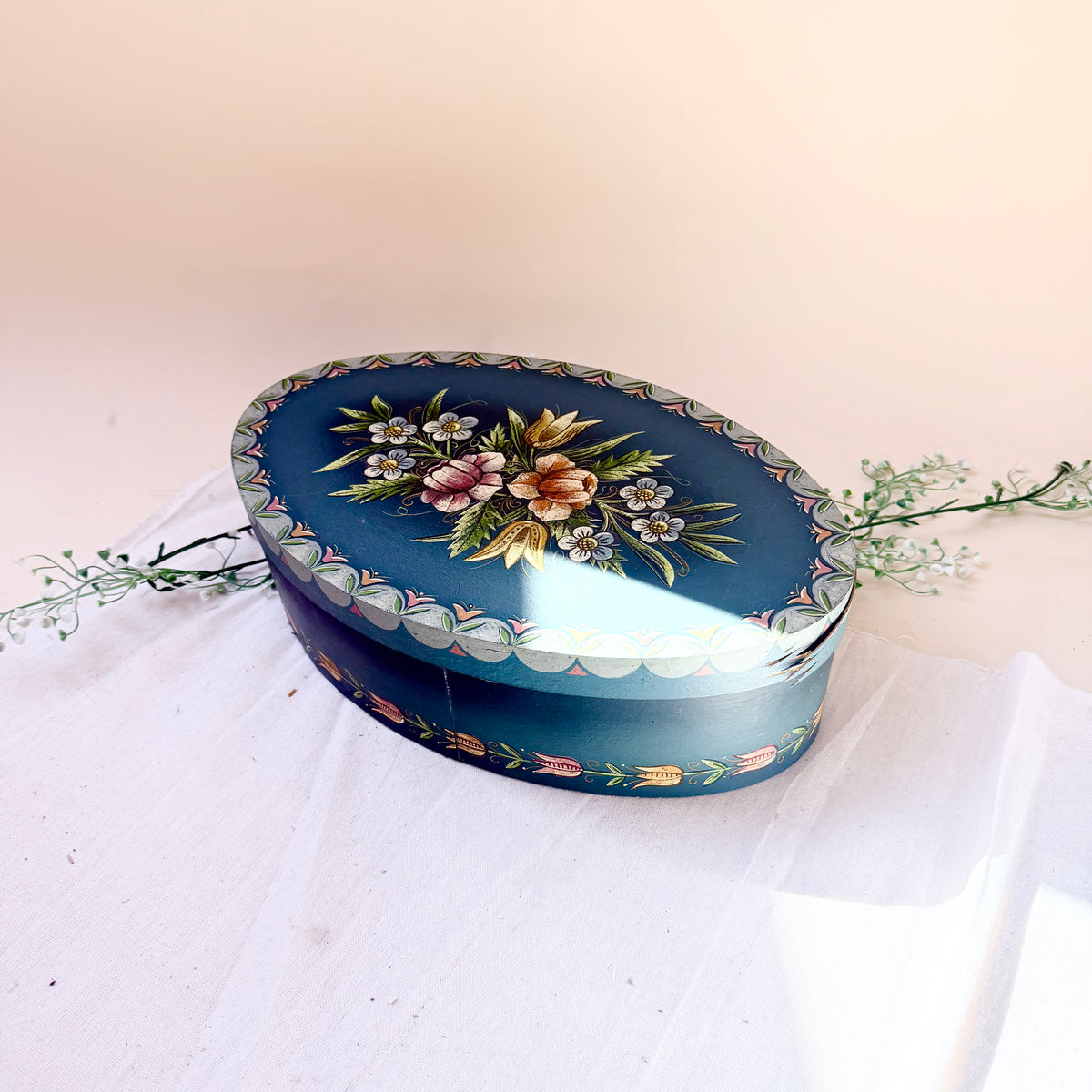 Ovale Holzbox handgemacht