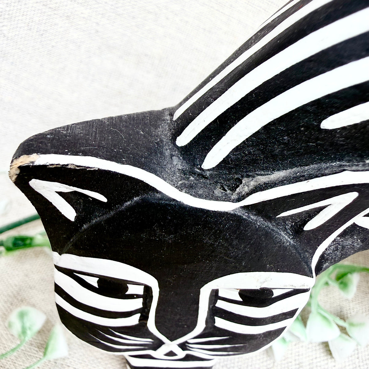 Balinesische Holzfigur Katze Bogen