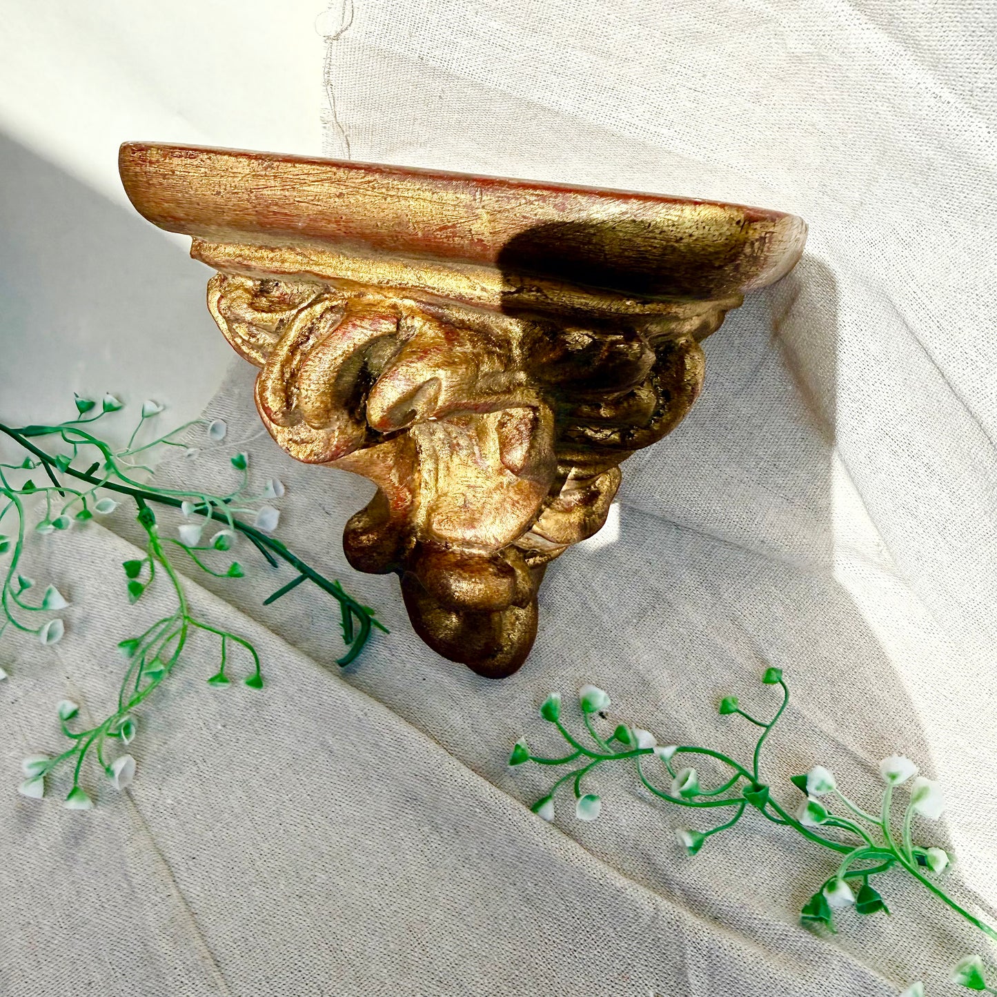 Wandkonsole geschnitzt gold