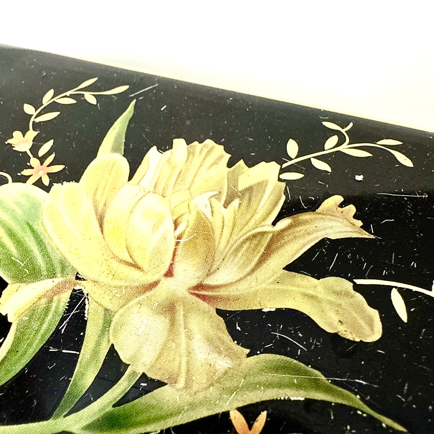 Schwarze Blechdose mit Blume