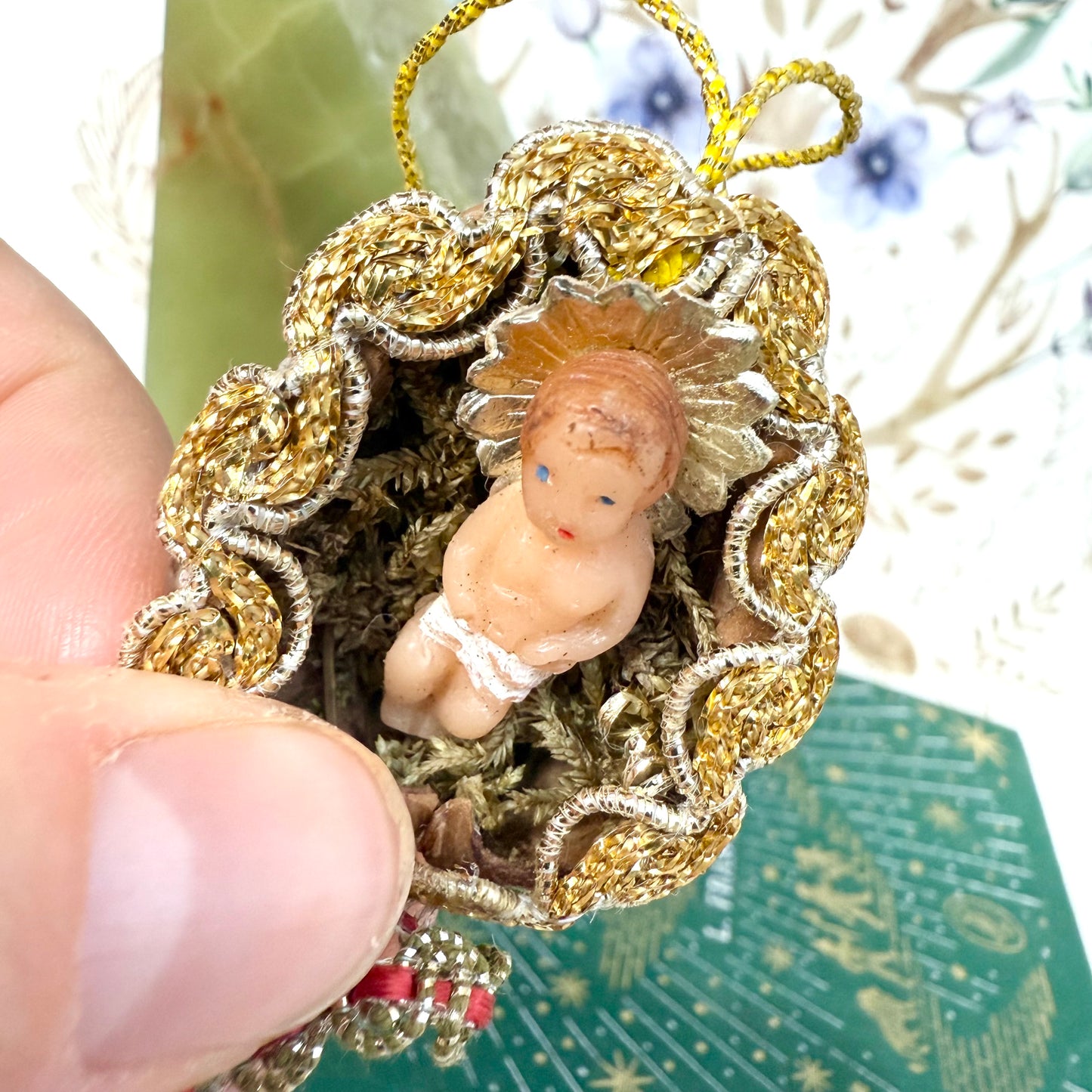 Christkind Wachs in Walnuss