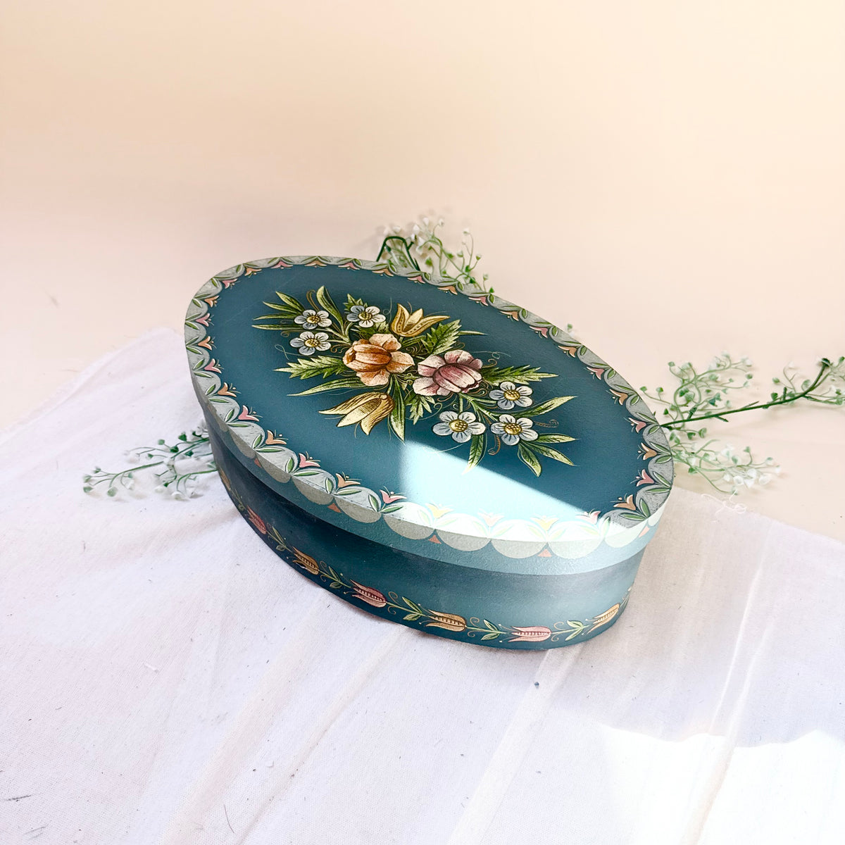 Ovale Holzbox handgemacht