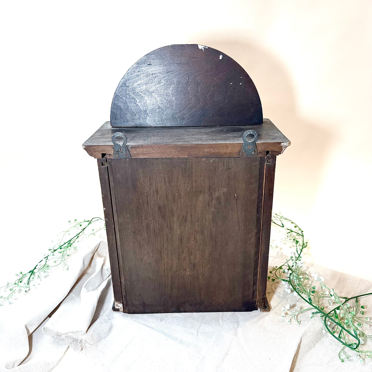 Holz Schränkchen graviert
