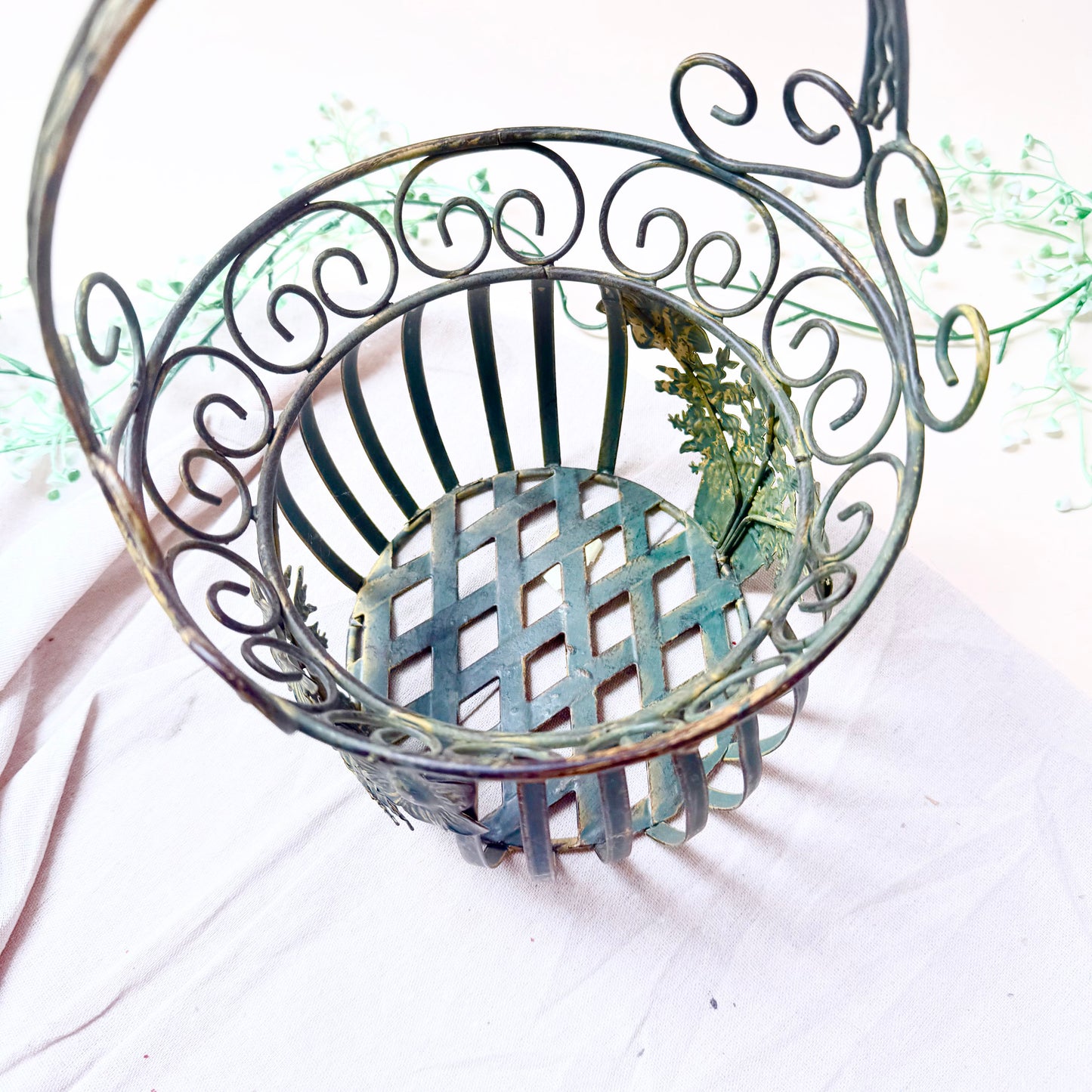 Metallkorb mit Blumen