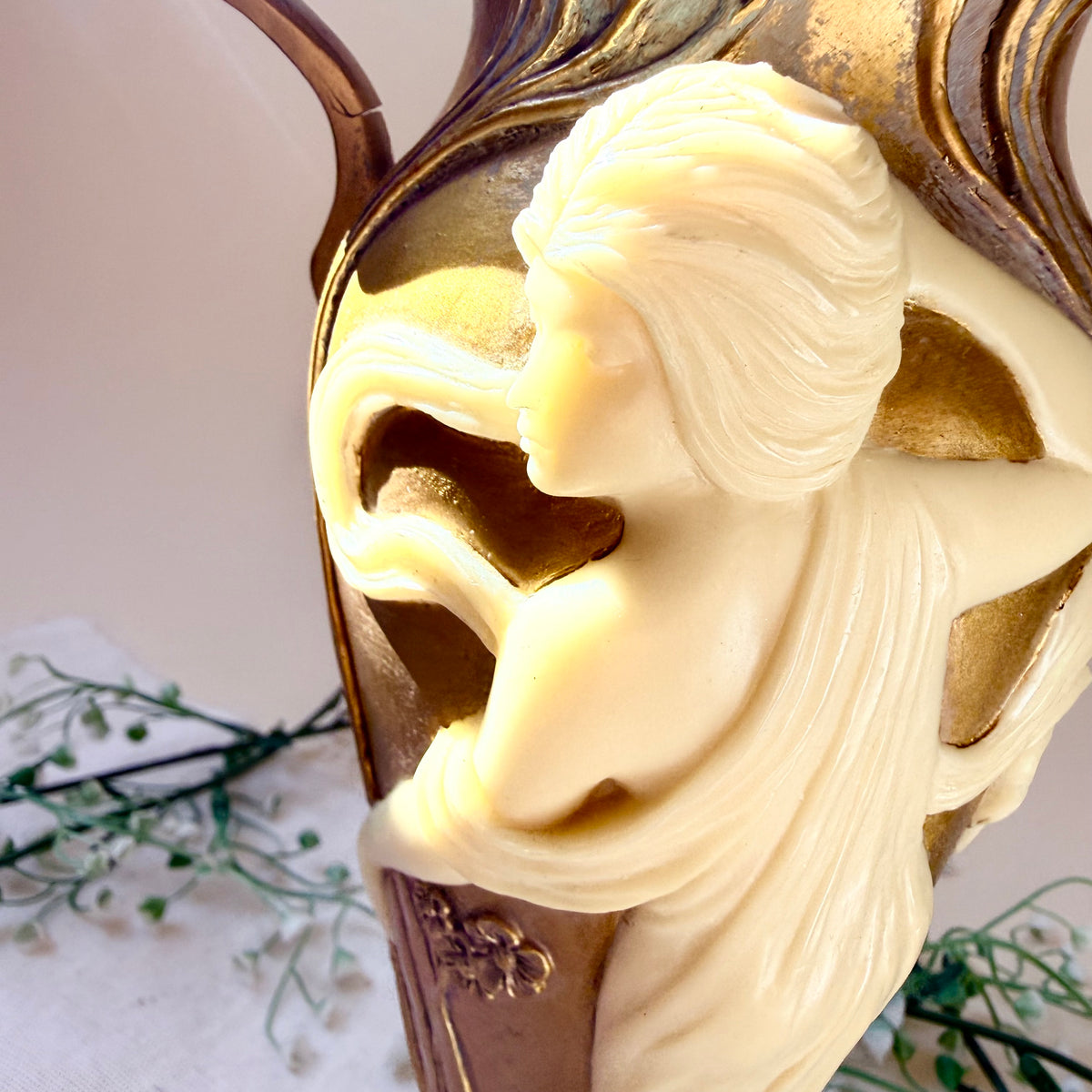 Goldene Vase im Jugendstil