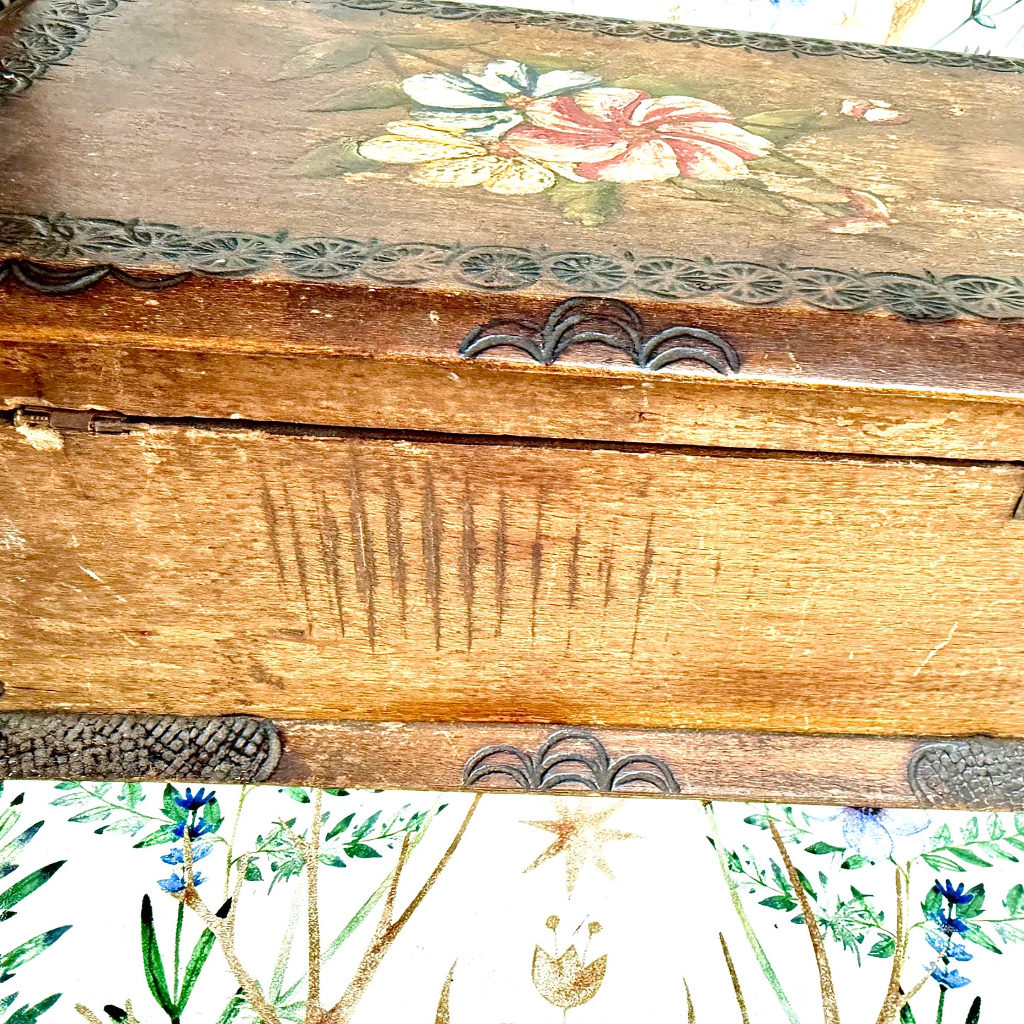 Bemalte Holzbox antik Blumen