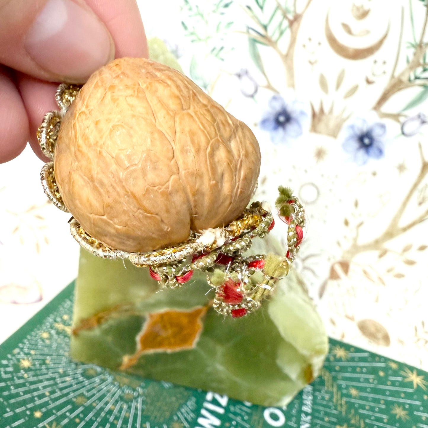 Christkind Wachs in Walnuss