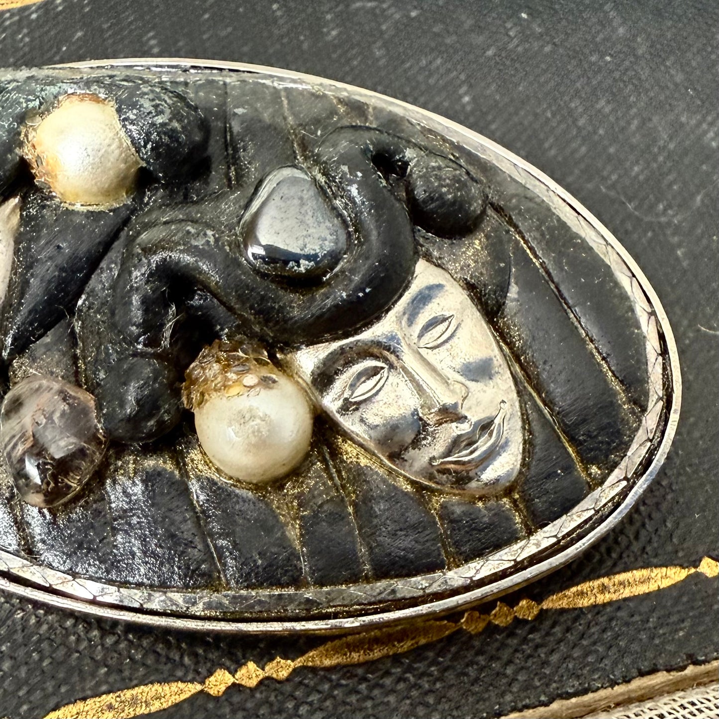 Brosche Masken
