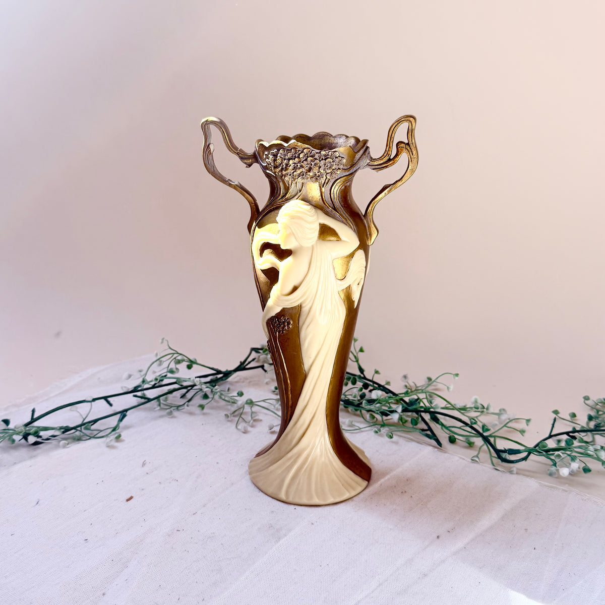 Goldene Vase im Jugendstil