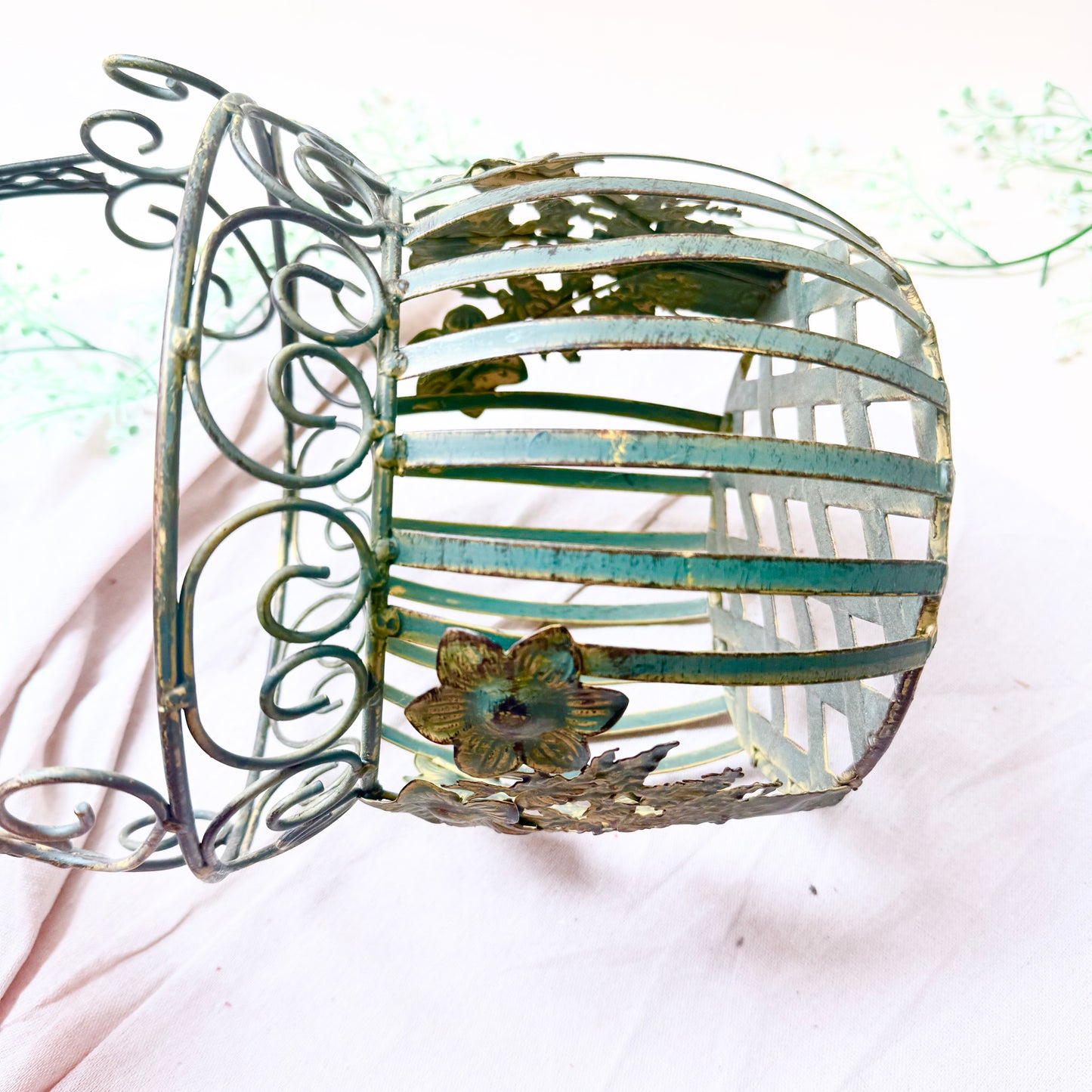 Metallkorb mit Blumen
