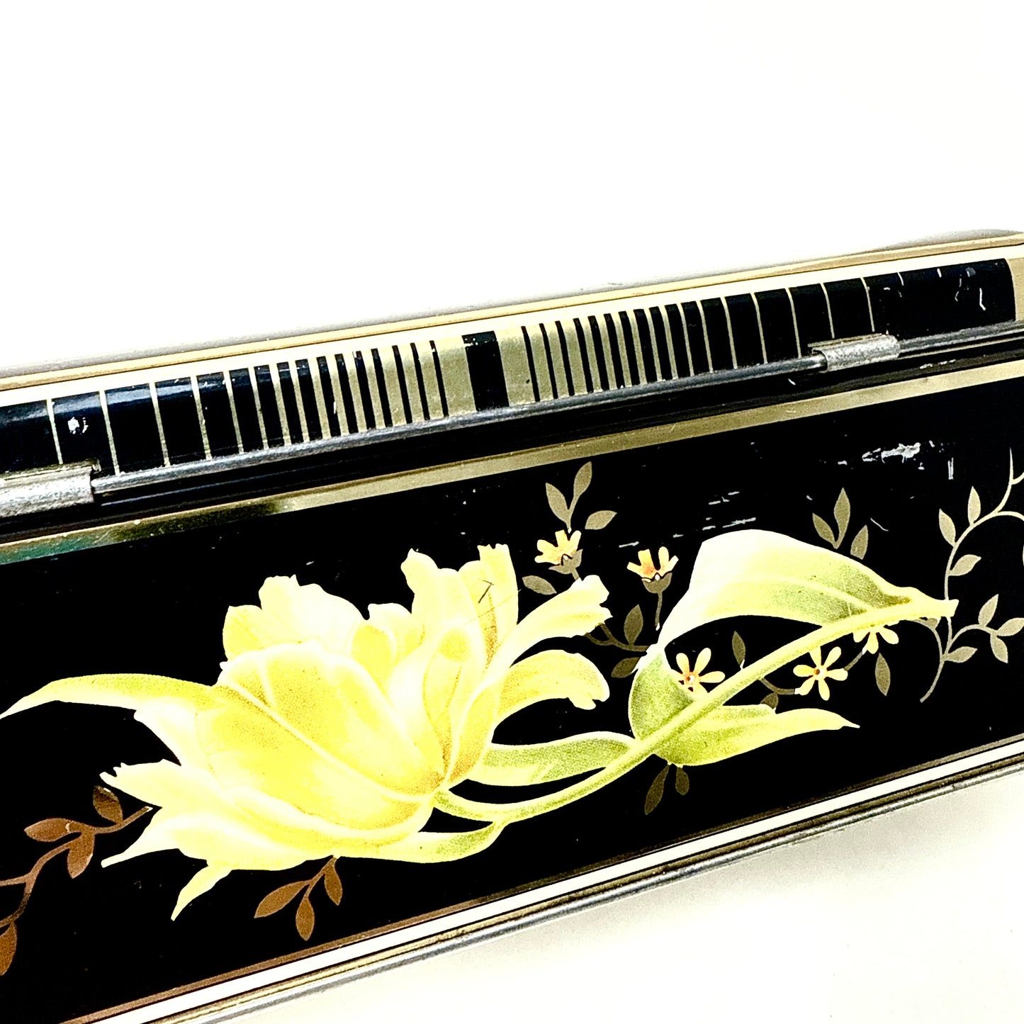 Schwarze Blechdose mit Blume