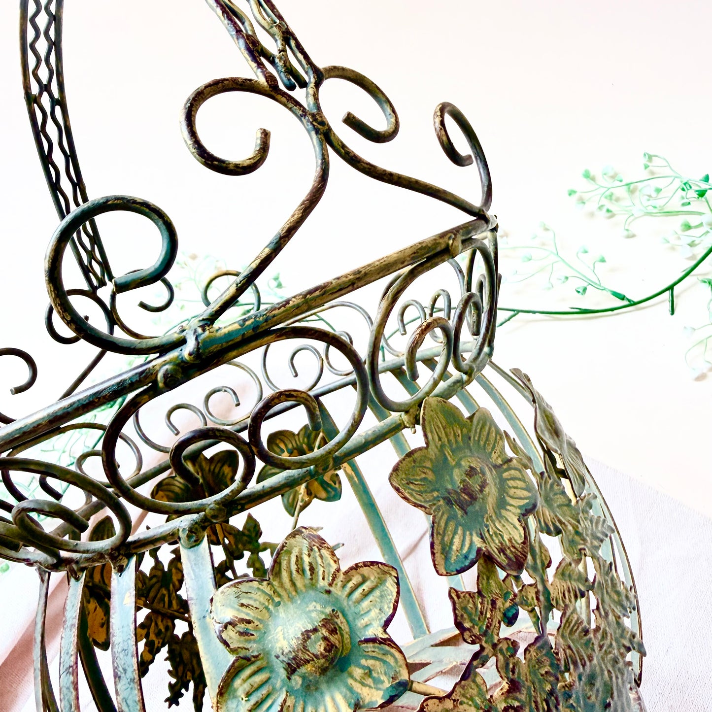 Metallkorb mit Blumen