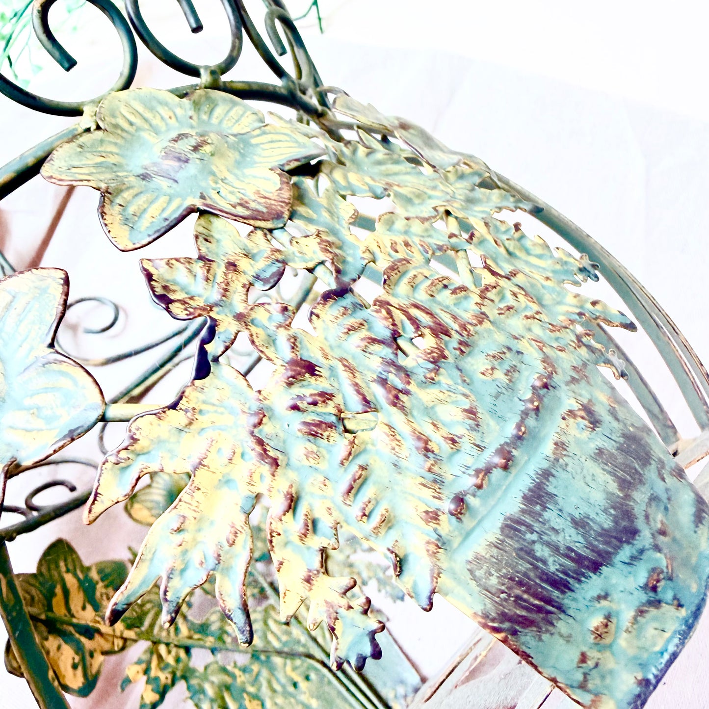 Metallkorb mit Blumen