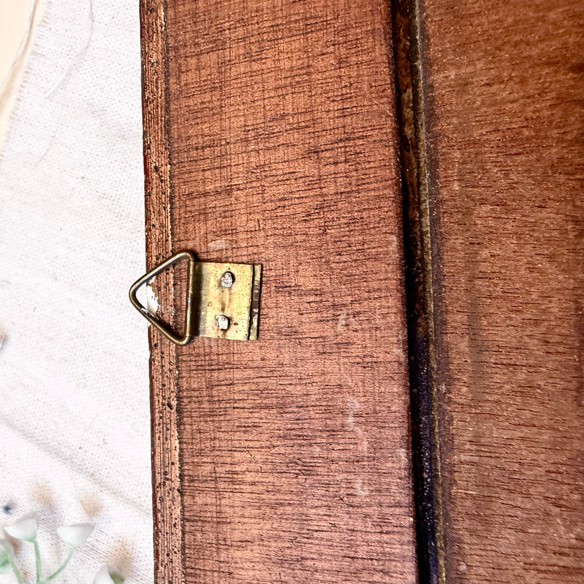 Goldener Prunkrahmen aus Holz mit Druck