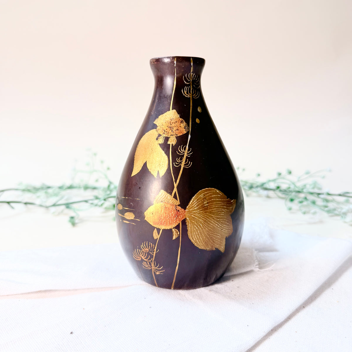 Asiatische Lackvase Fische