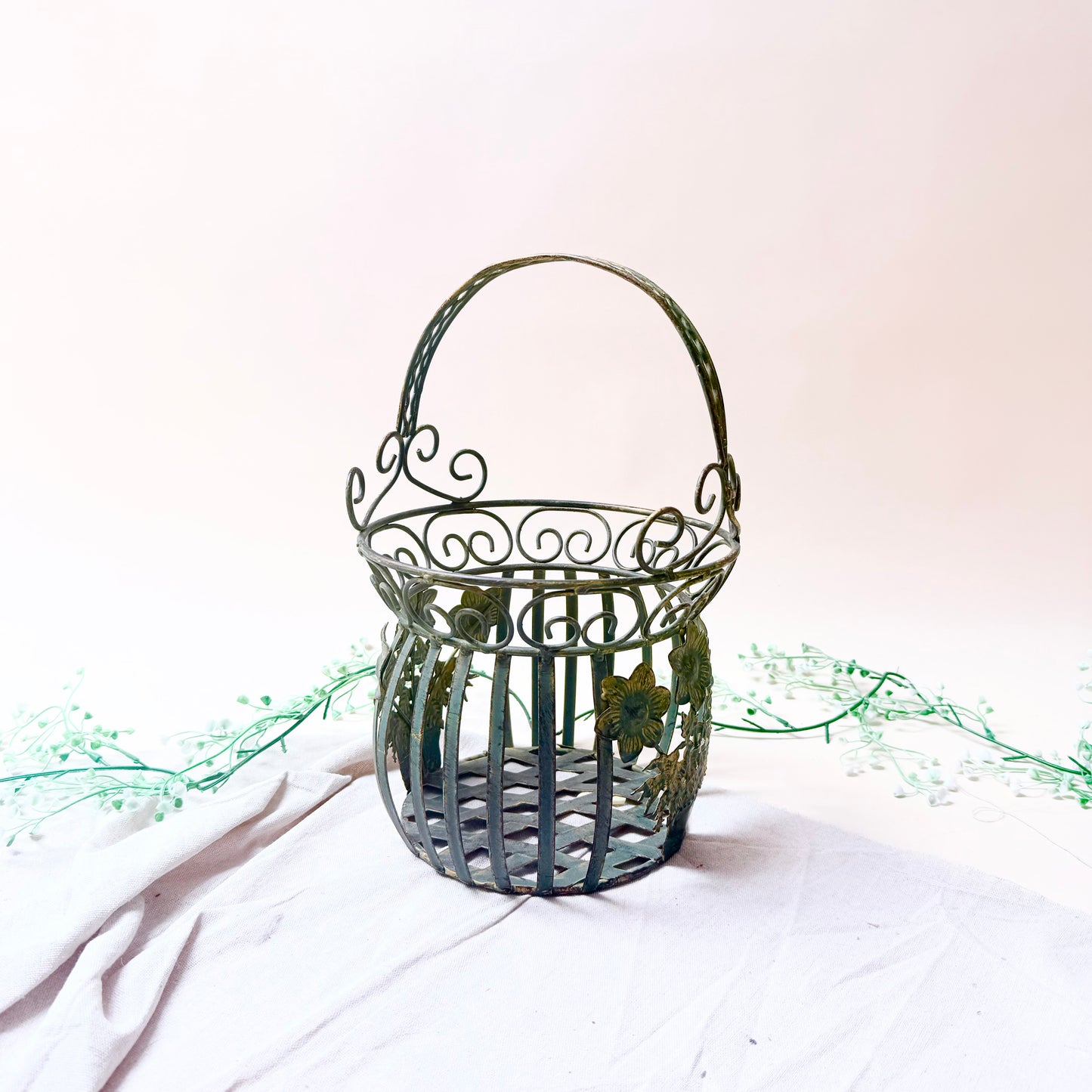 Metallkorb mit Blumen