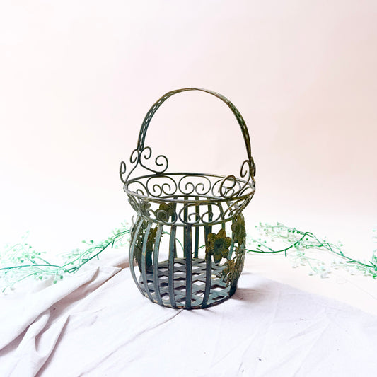 Metallkorb mit Blumen