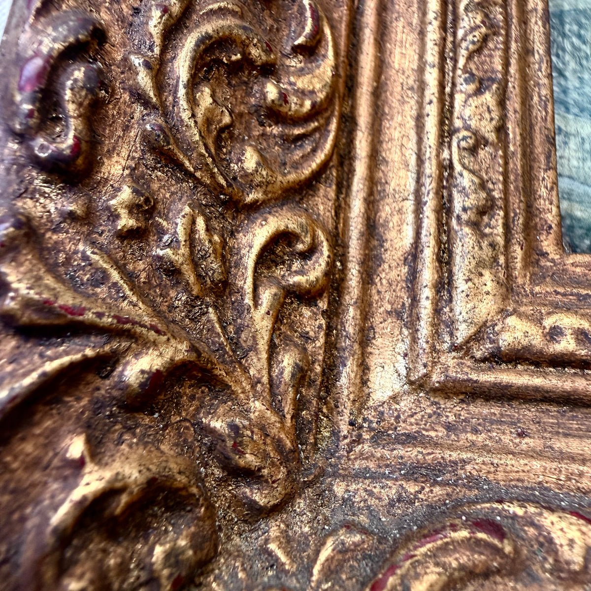 Goldener Prunkrahmen aus Holz mit Druck