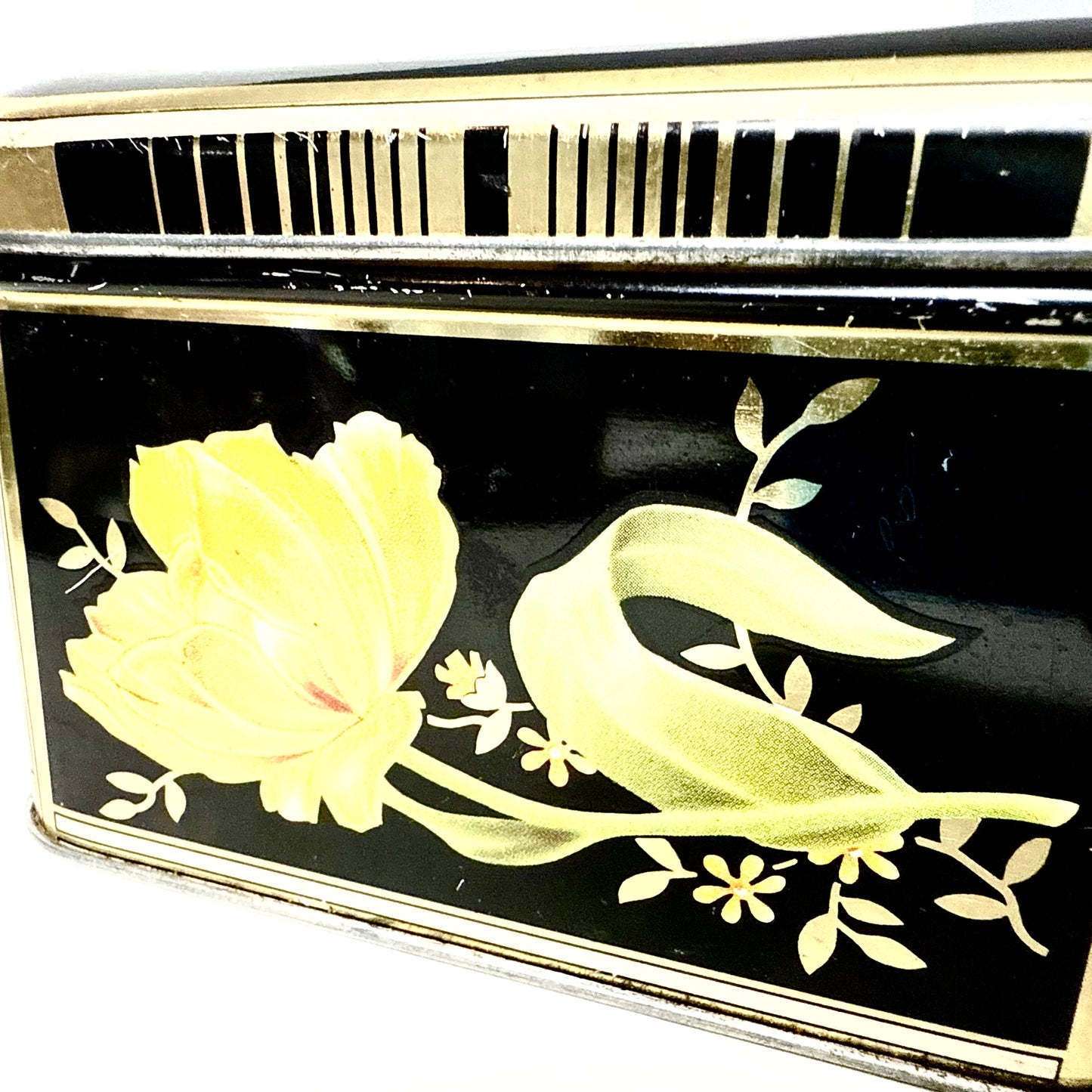 Schwarze Blechdose mit Blume