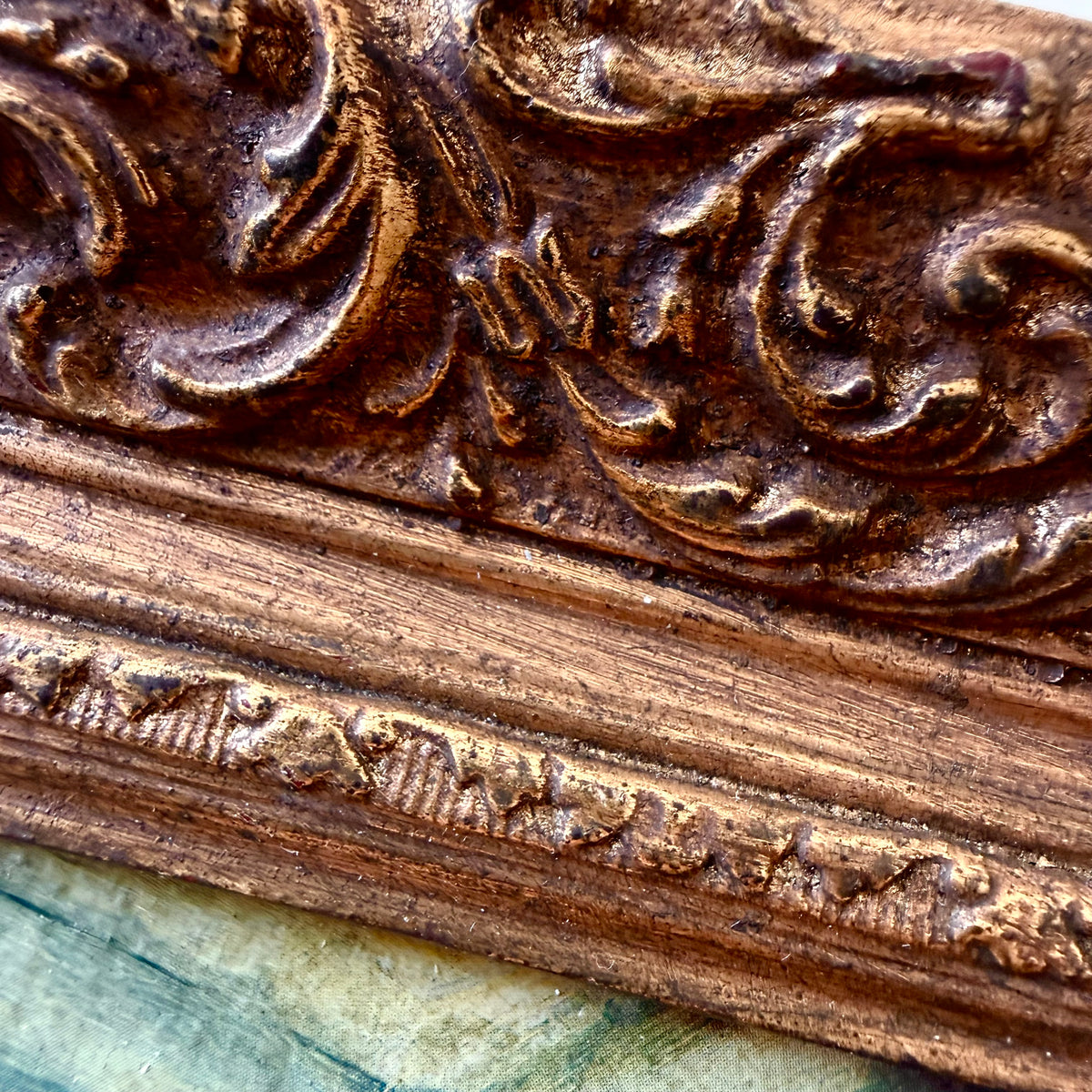 Goldener Prunkrahmen aus Holz mit Druck