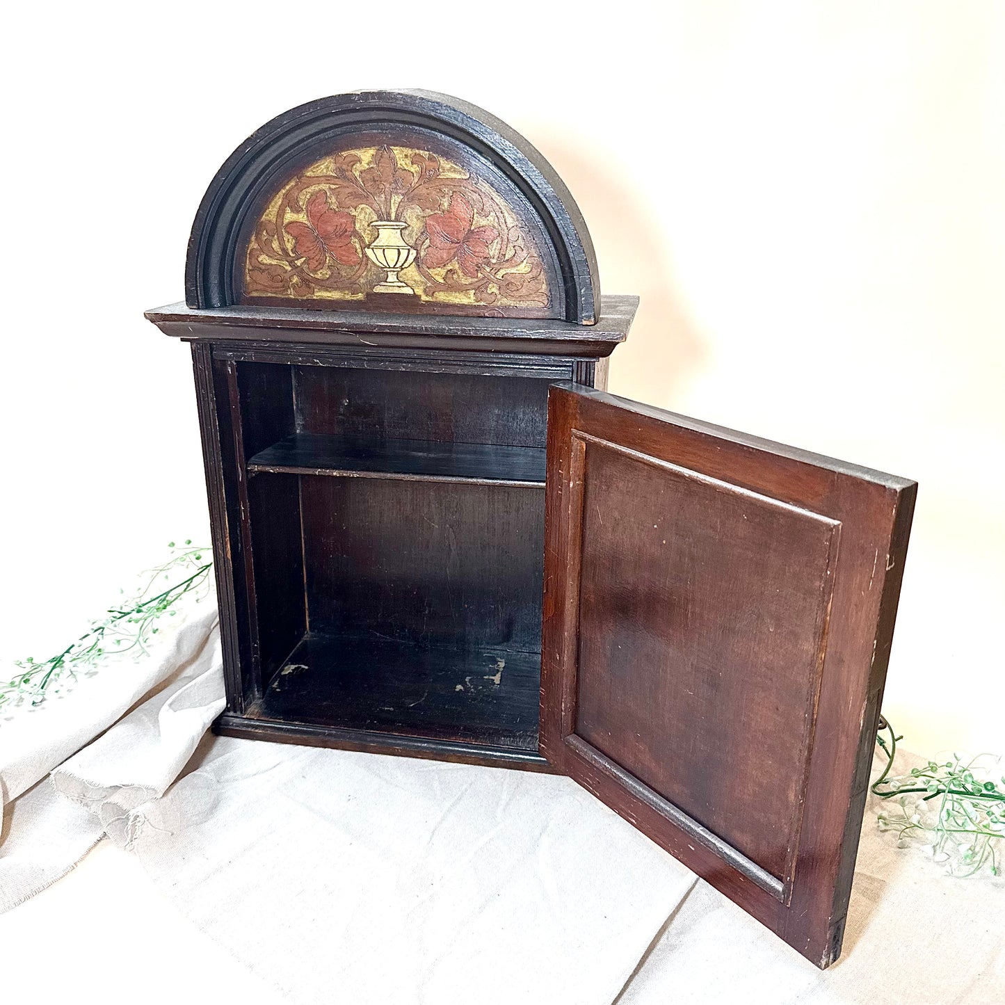 Holz Schränkchen graviert