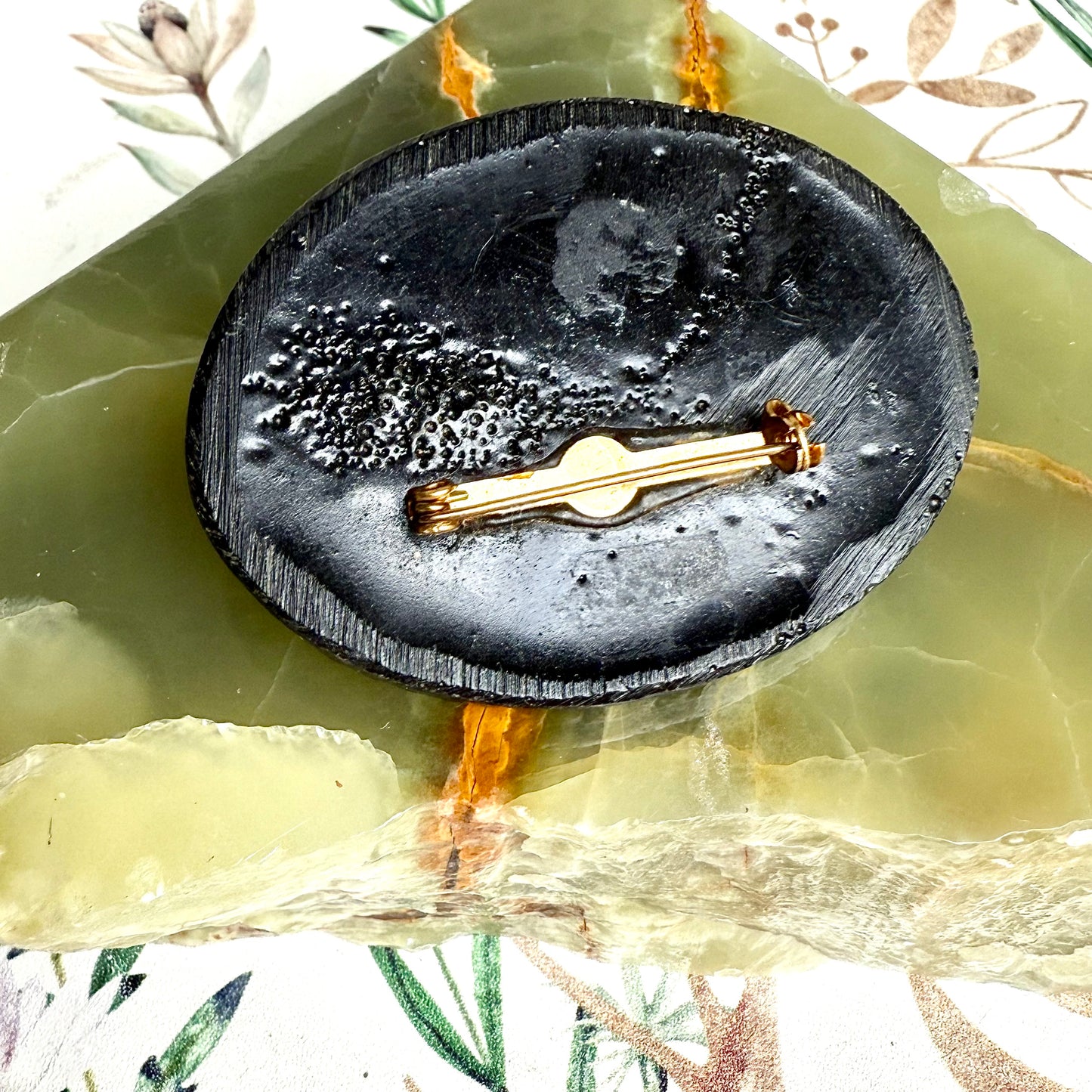 Brosche goldene Schnörkel