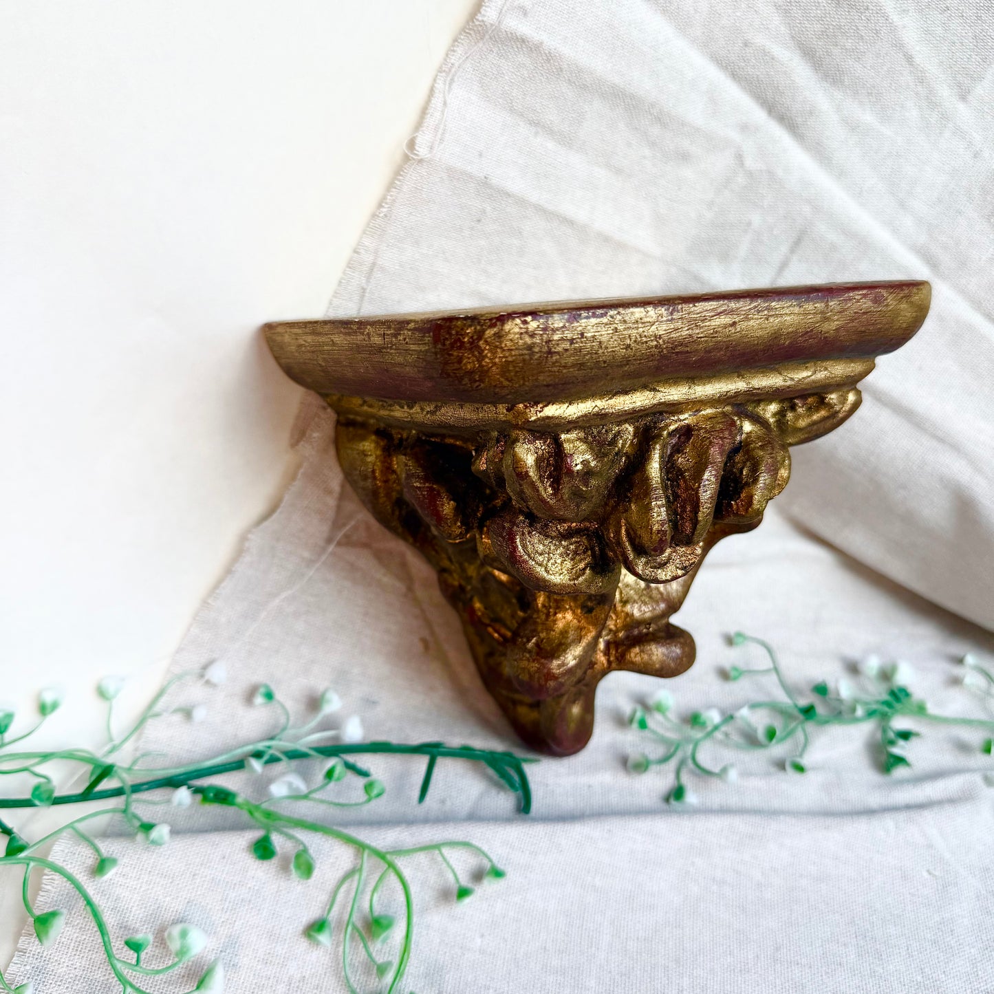 Wandkonsole geschnitzt gold