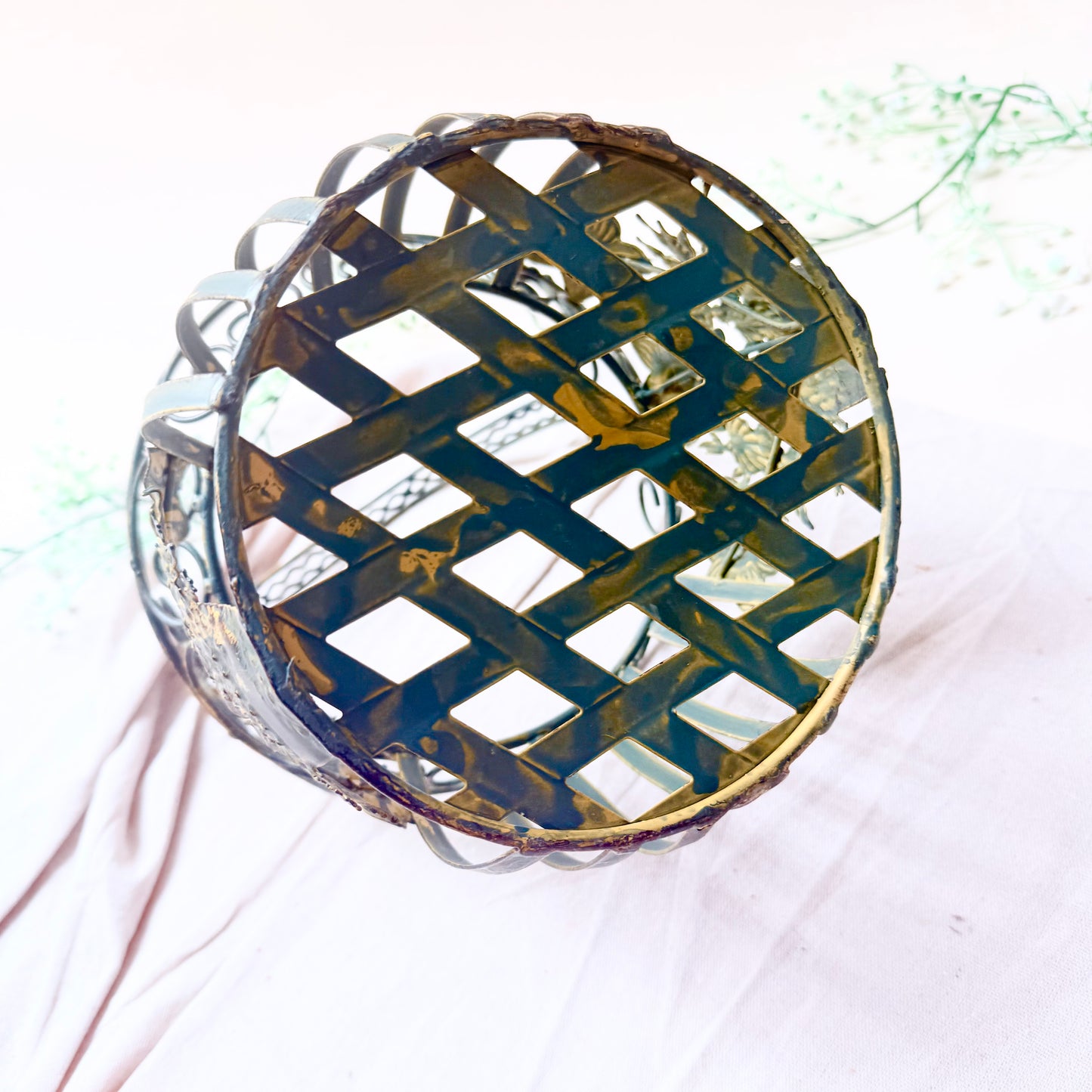 Metallkorb mit Blumen