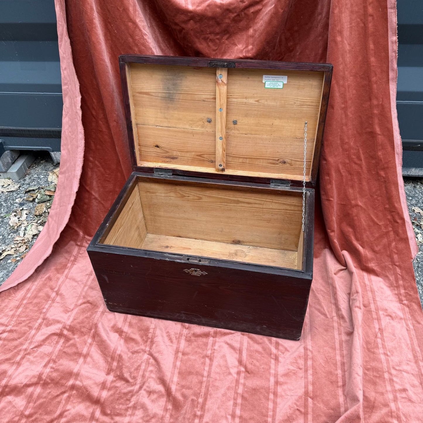 Holztruhe mit Schlüssel
