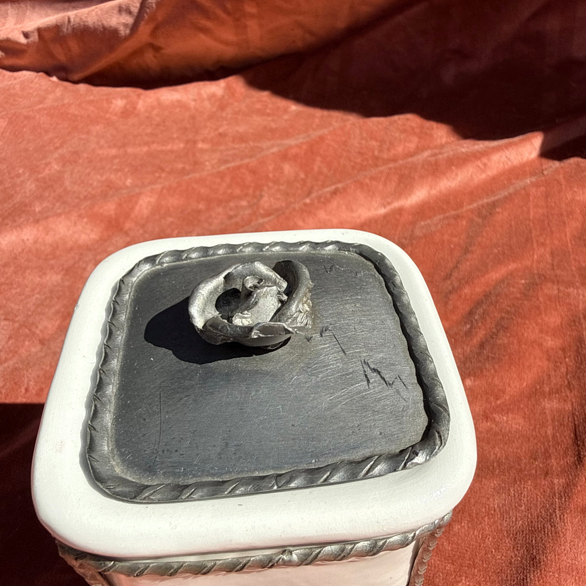 Zuckerdose in Zinngeflecht