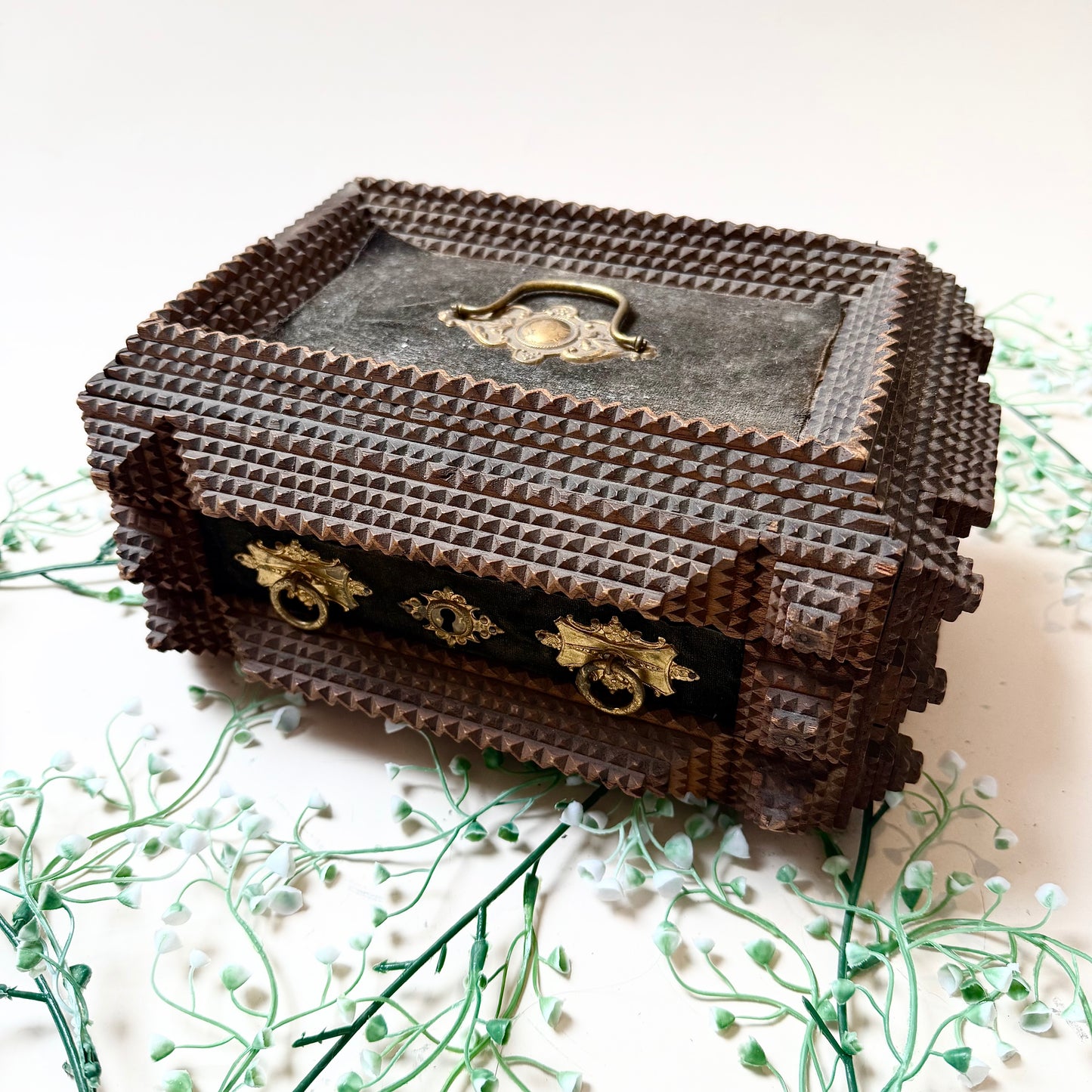 Tramp Art Box Oliv