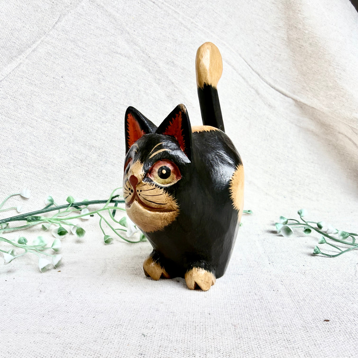 Balinesische Holzfigur Katze klein