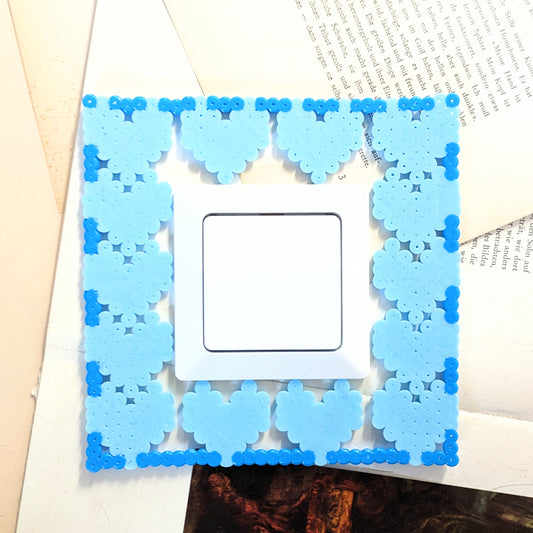 Pixel Steckdosen Cover „Herzen in blau”