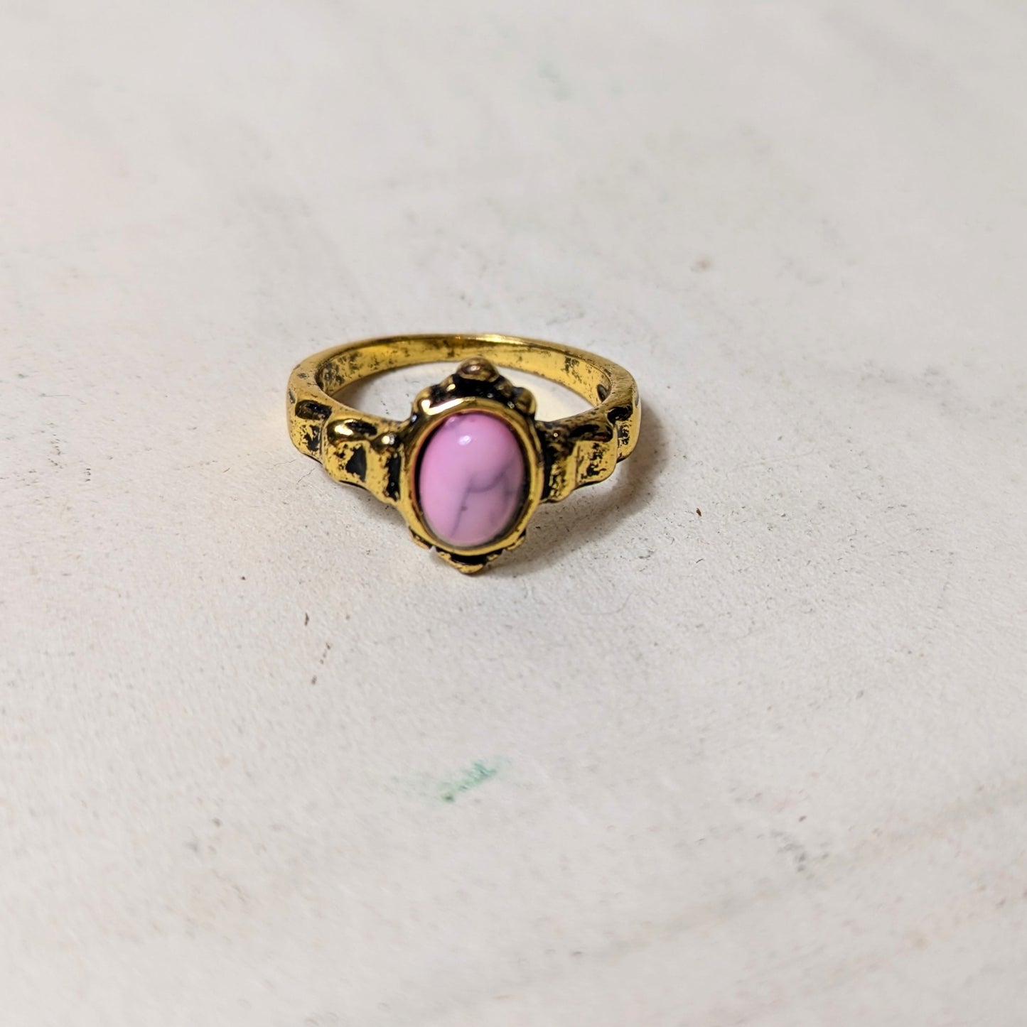 Ring mit rosa Marmorstein