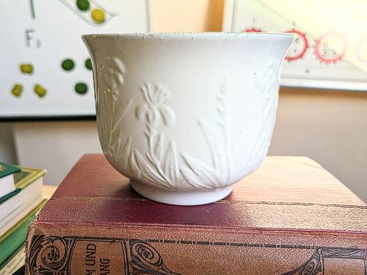 Flowerpot in white with flower meadow