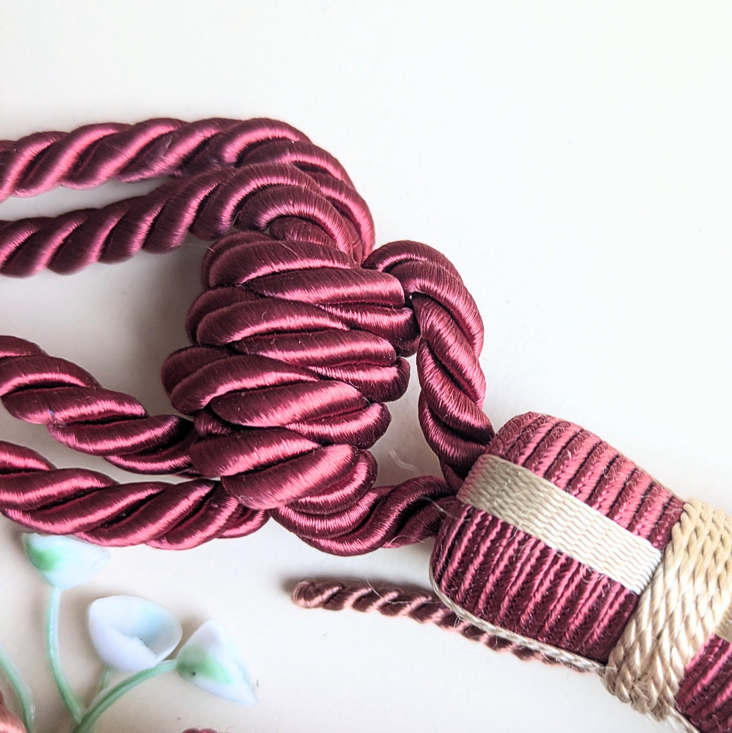Set of 6 red tassels