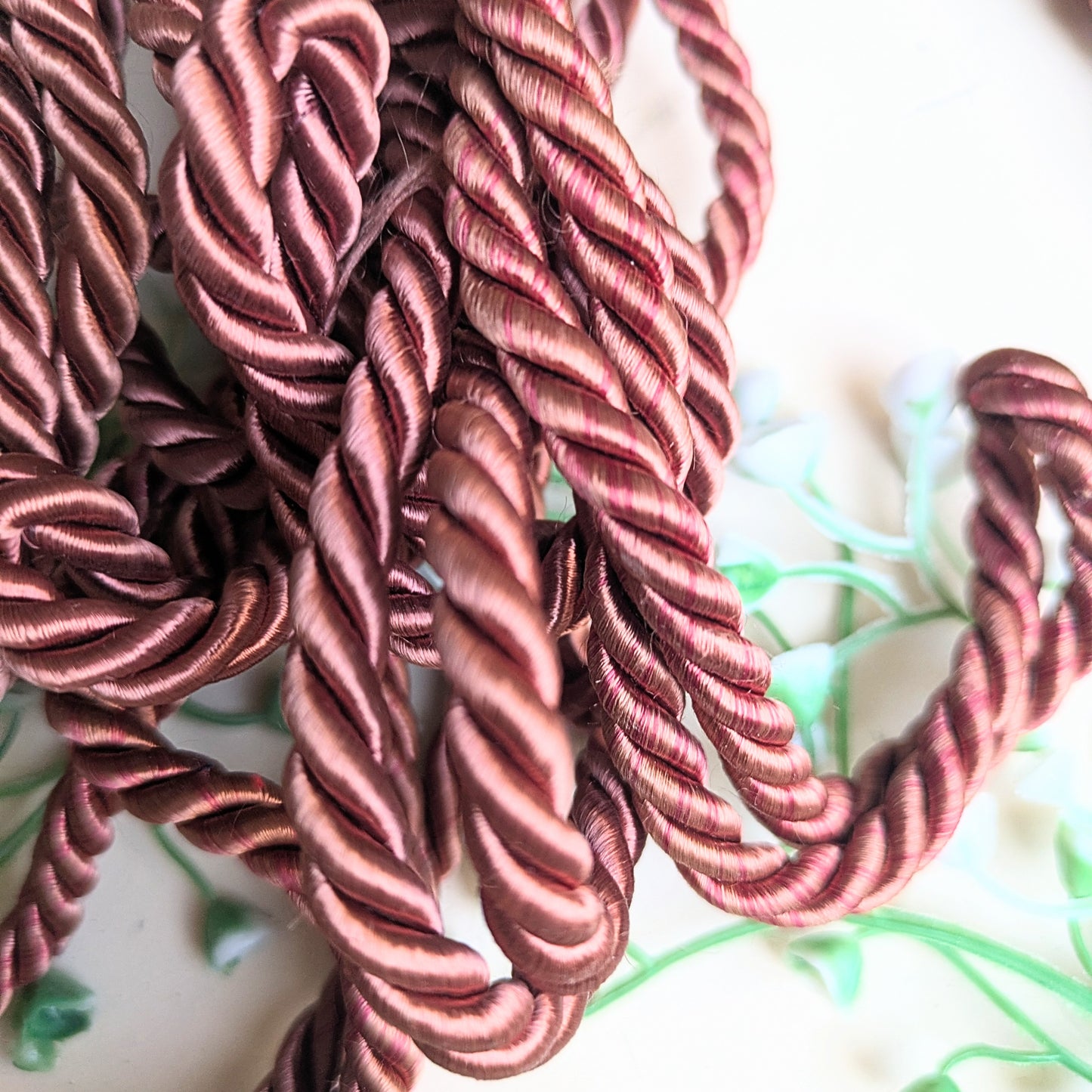 Set of 6 red tassels